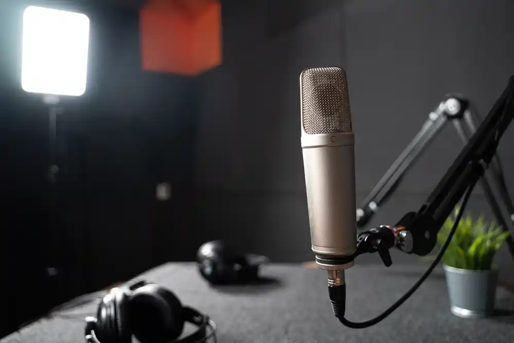 Profesjonalny mikrofon studyjny w kabinie nagraniowej