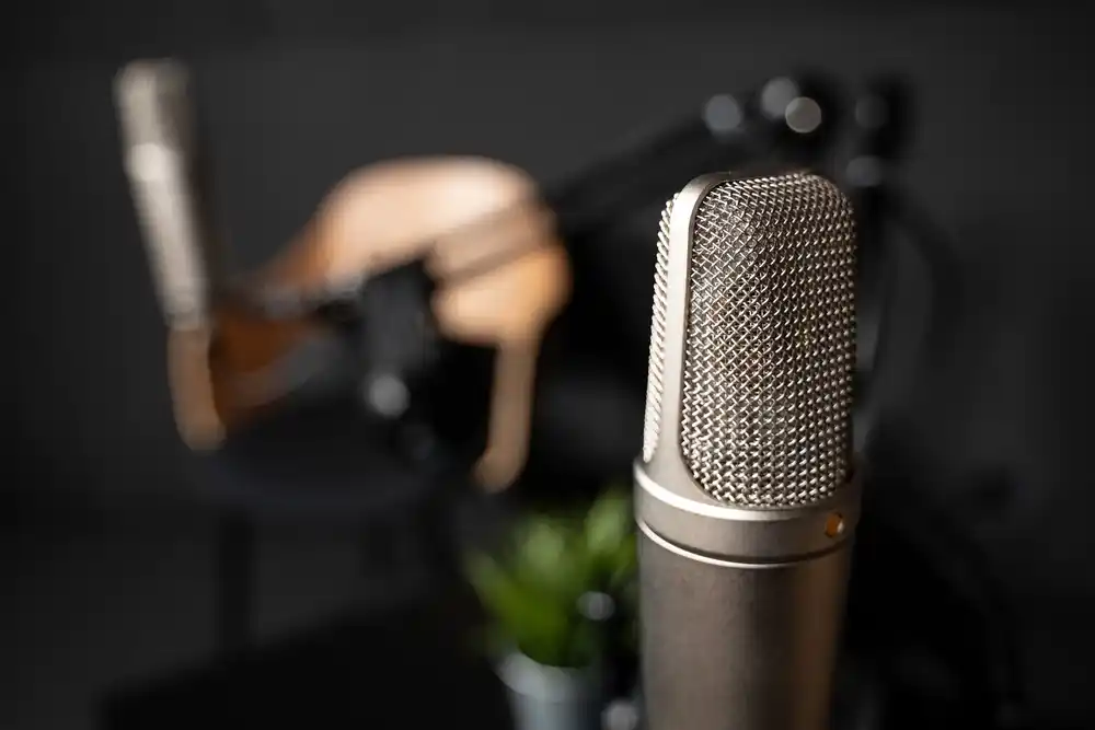 Stanowisko do nagrywania podcastów z dwoma mikrofonami i słuchawkami