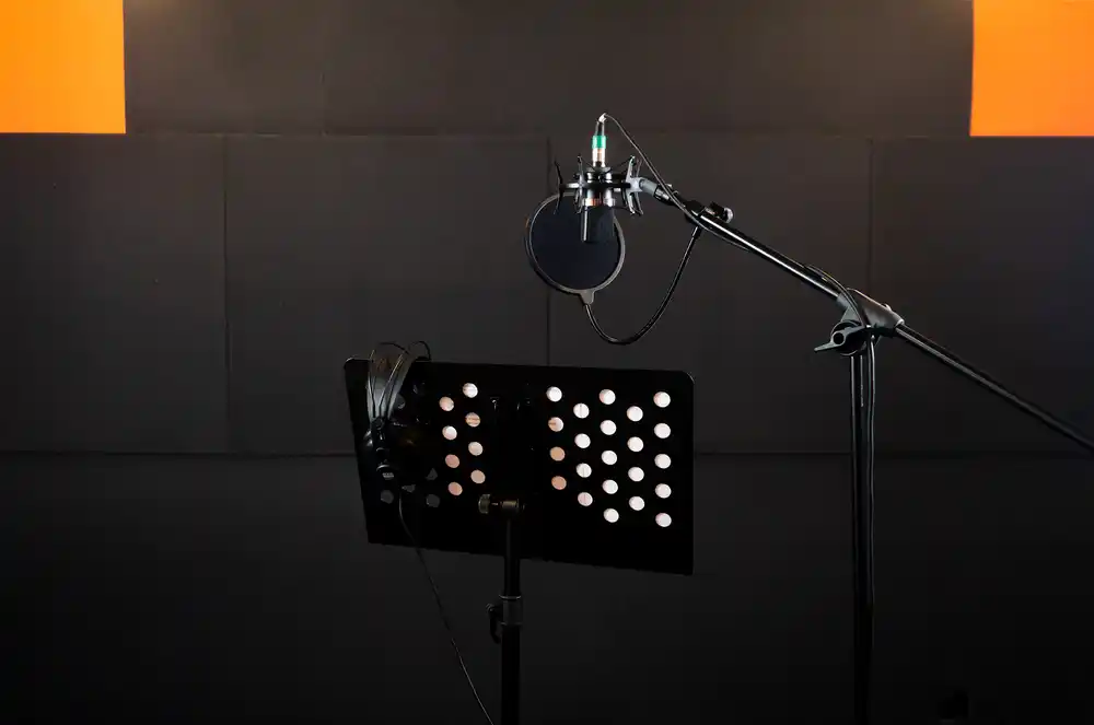 Stanowisko realizatora dźwięku z komputerem, monitorami i sprzętem audio